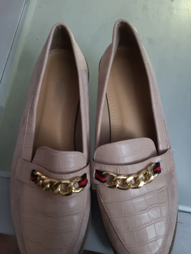 Zapatos salón beige con cadena dorada