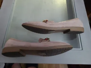 Zapatos salón beige con cadena dorada