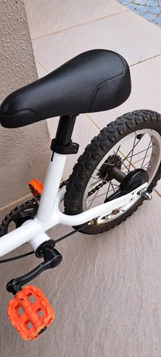 Bicicleta infantil Decathlon 14 azul y blanca