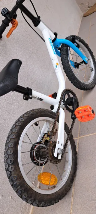 Bicicleta infantil Decathlon 14 azul y blanca