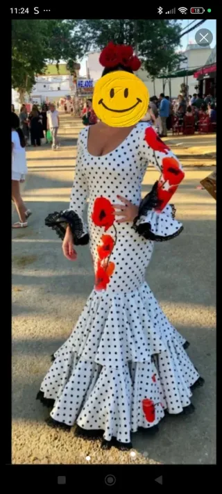 Traje de flamenca blanco con lunares rojos