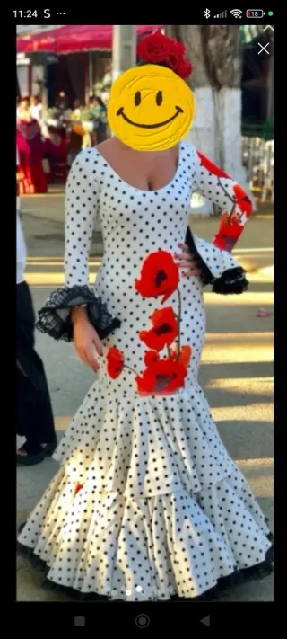 Traje de flamenca blanco con lunares rojos