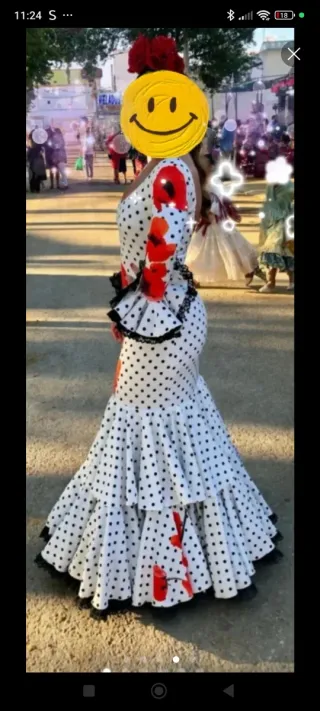 Traje de flamenca blanco con lunares rojos