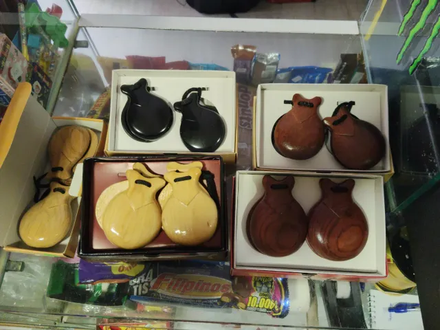 Castagnette in legno e nere