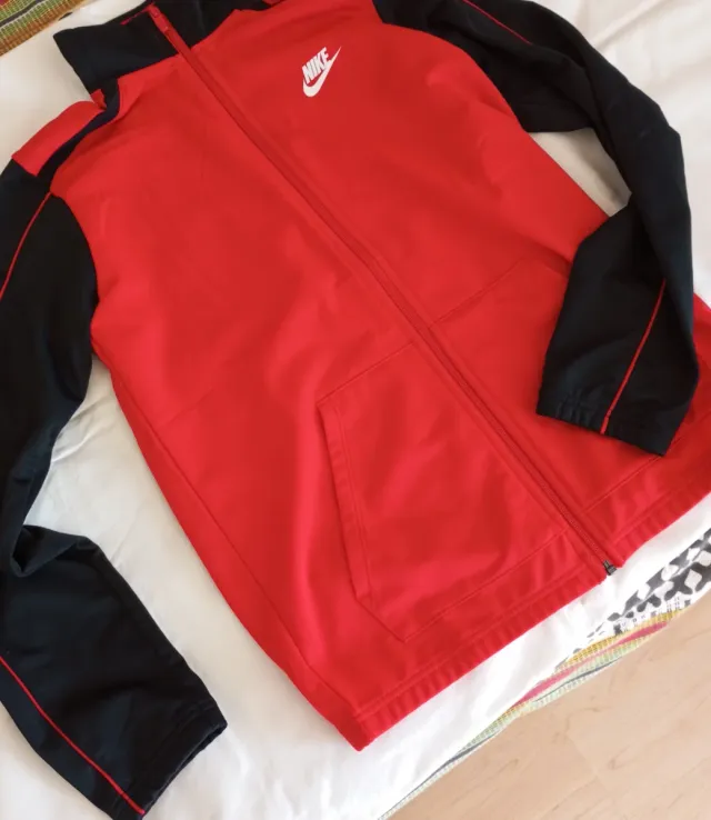 Chaqueta deportiva Nike roja y negra