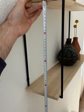 Estantería de madera y metal