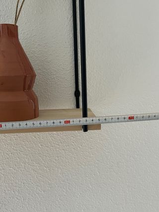 Estantería de madera y metal