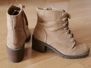 Botas beige suela carmelita, de tacón y cremallera