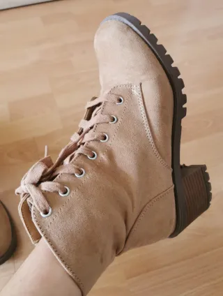 Botas beige suela carmelita, de tacón y cremallera