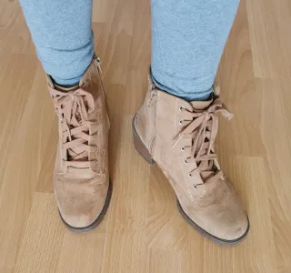 Botas beige suela carmelita, de tacón y cremallera