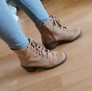Botas beige suela carmelita, de tacón y cremallera