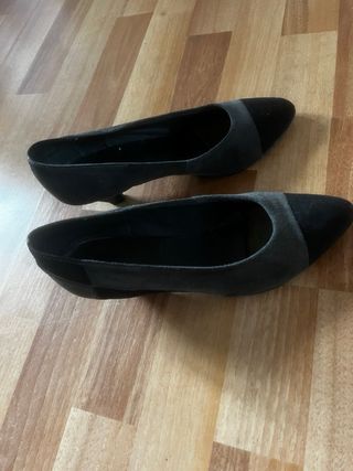 Zapatos de ante tacón discreto