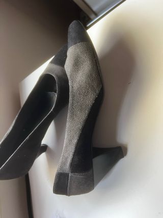 Zapatos de ante tacón discreto