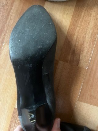 Zapatos de ante tacón discreto