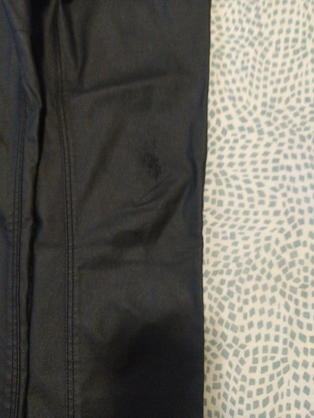 Pantalón negro encerado