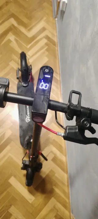 Patinete eléctrico EVERCROSS con cargador.