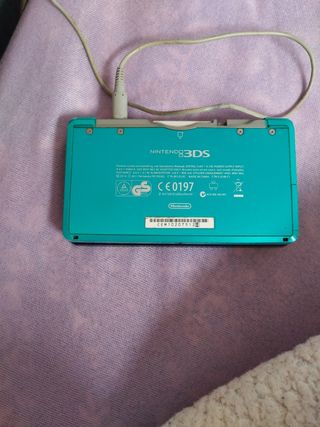 Nintendo 3DS Negra y Verde falta el lápiz