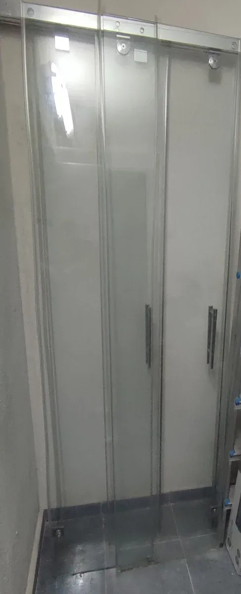 Mampara de ducha de cristal con tiradores de metal