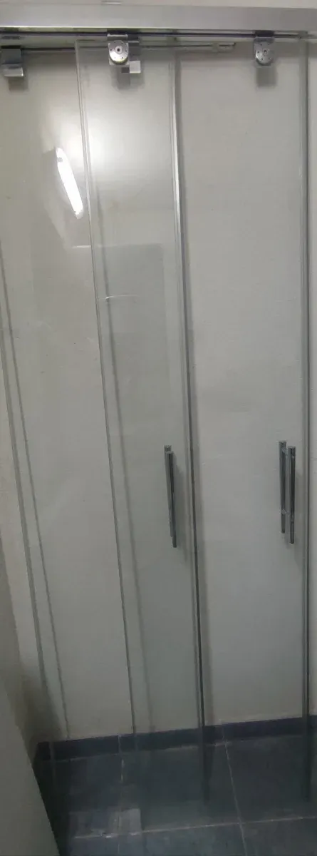 Mampara de ducha de cristal con tiradores de metal