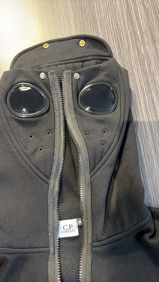 Sudadera CP Company con cremallera y gafas