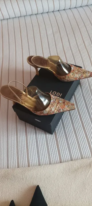Zapatos Lodi dorados y multicolor