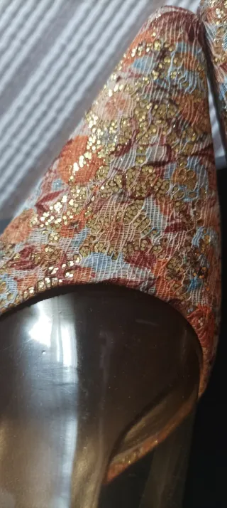 Zapatos Lodi dorados y multicolor