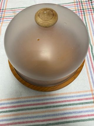 Quesera de madera y plástico