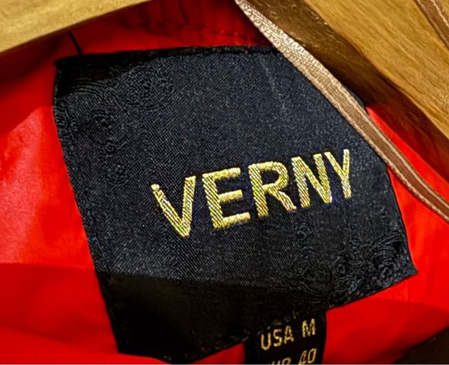 Chaqueta larga roja con capucha