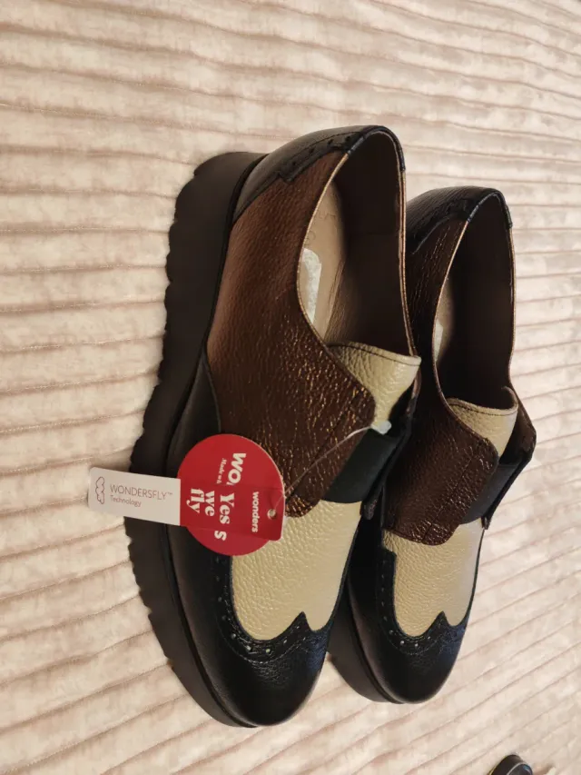 Zapatos Wonders Beige, Negro y Dorado