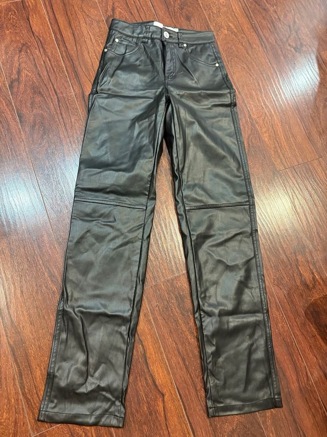 Pantalón efecto piel Bershka negro