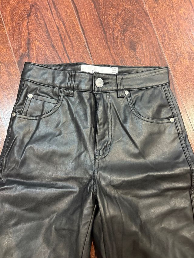 Pantalón efecto piel Bershka negro