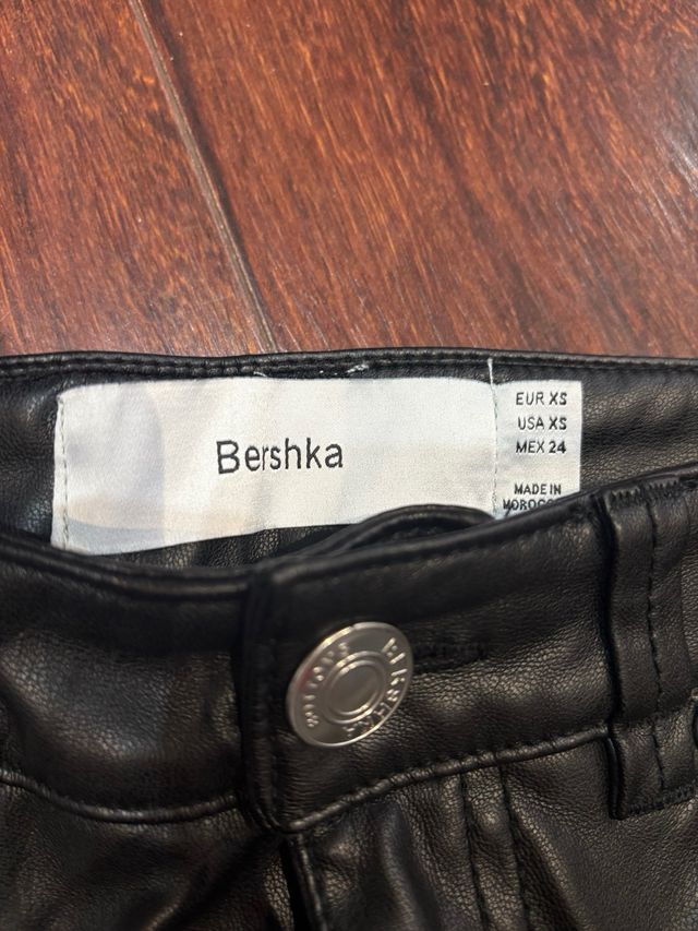 Pantalón efecto piel Bershka negro