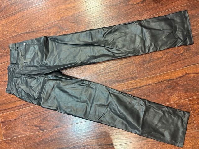 Pantalón efecto piel Bershka negro