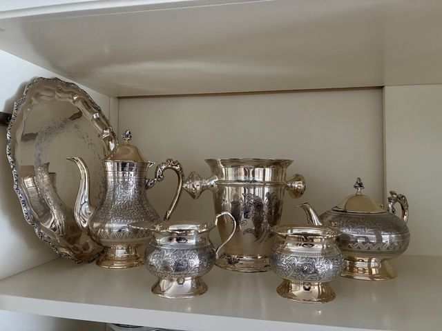 Juego de té con baño de plata.