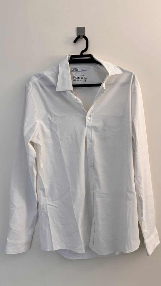 Camisa blanca de Zara.