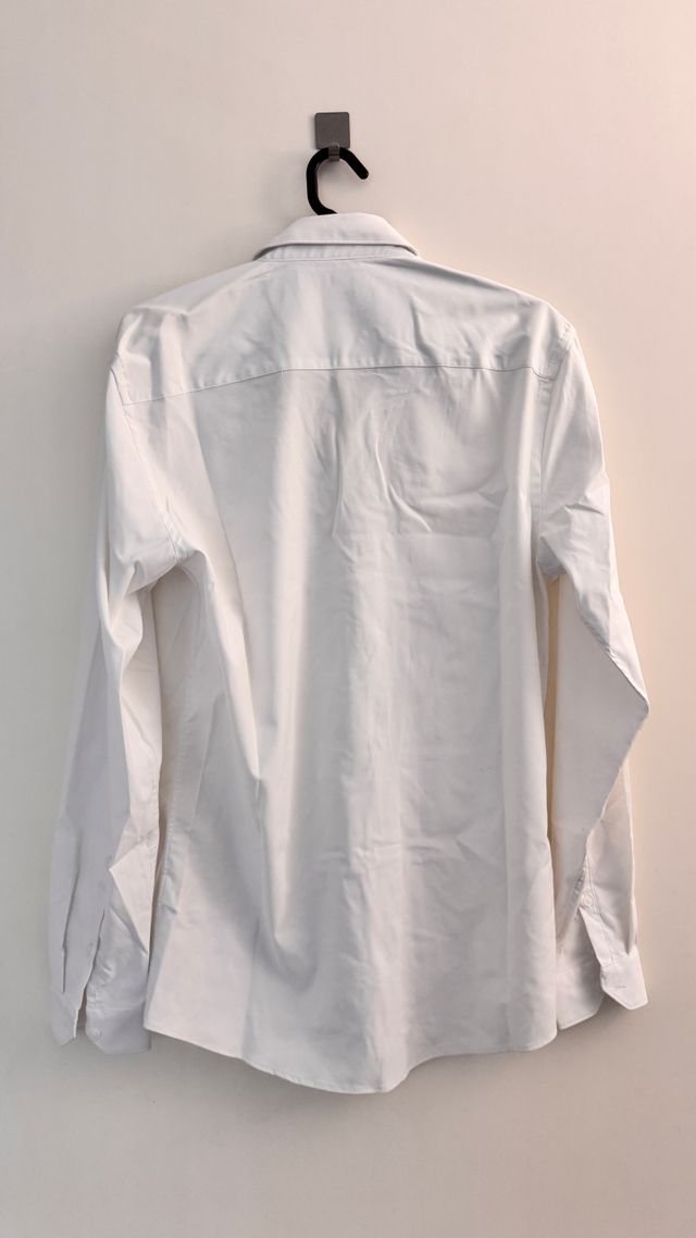 Camisa blanca de Zara.