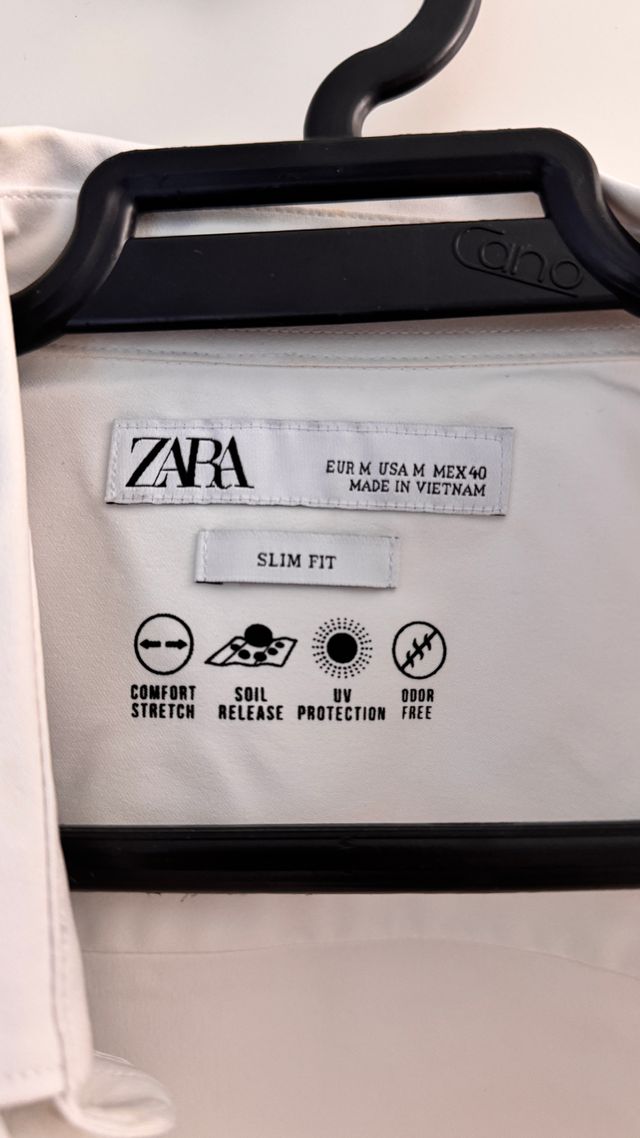 Camisa blanca de Zara.