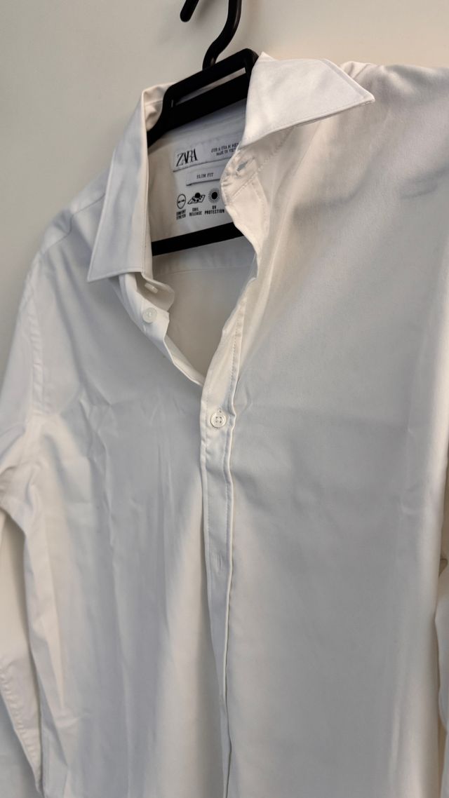 Camisa blanca de Zara.