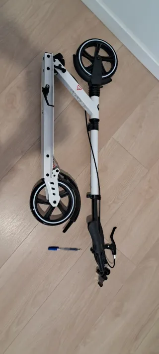 Patinet plegable, rodes grans, fre manual.