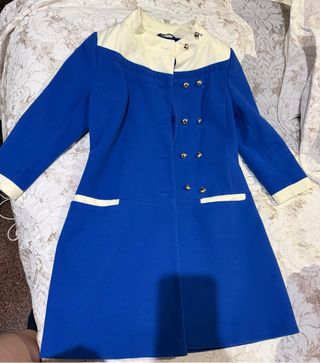 Abrigo azul y blanco