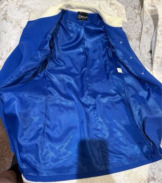 Abrigo azul y blanco