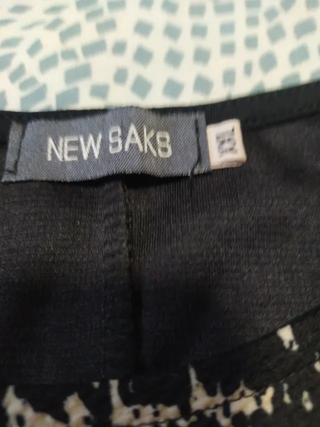 Vestido estampado beige y negro, parte atrás negra