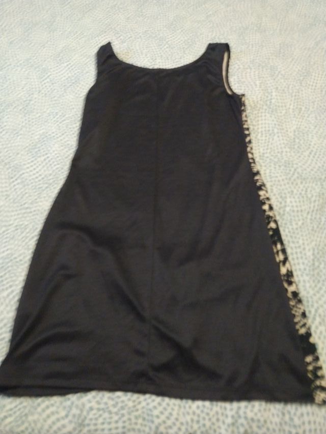 Vestido estampado beige y negro, parte atrás negra
