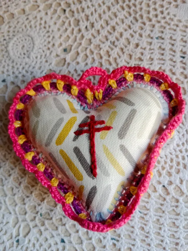 Cuore di filo riempito con croce