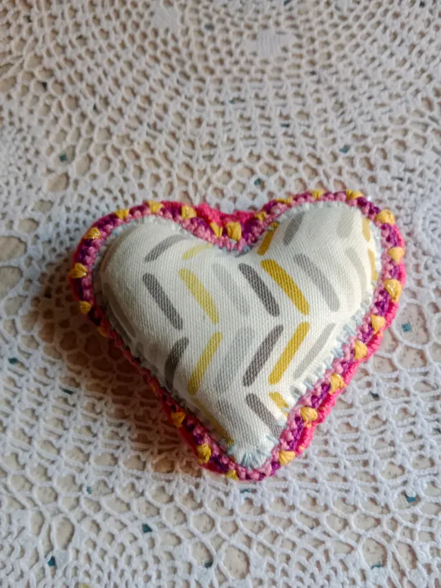 Cuore di filo riempito con croce