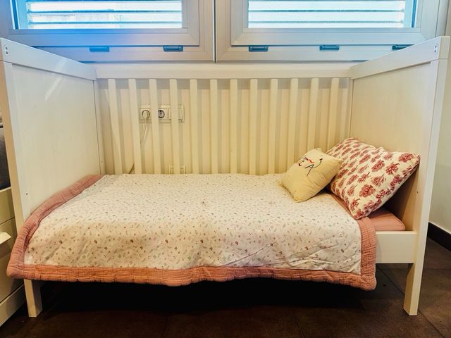 Cuna IKEA SUNDVIK + Colchón JÄTTETRÖTT