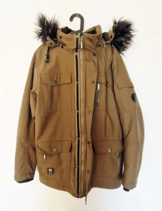 Chaqueta con capucha y pelo