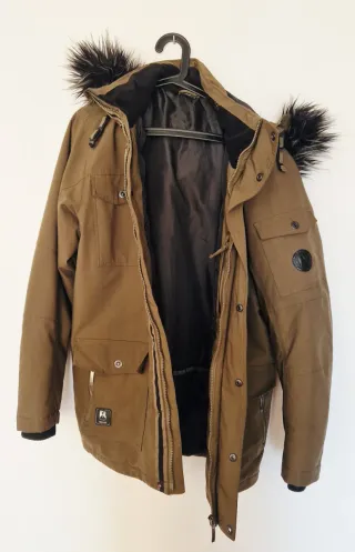 Chaqueta con capucha y pelo