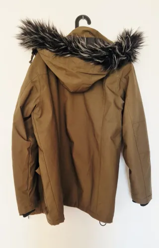 Chaqueta con capucha y pelo