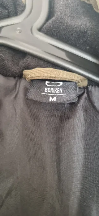 Chaqueta con capucha y pelo